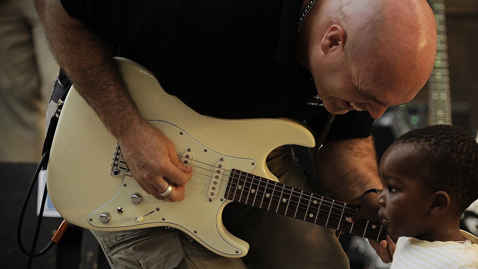 Aluno iniciante em aula de guitarra com professor na Barra da Tijuca