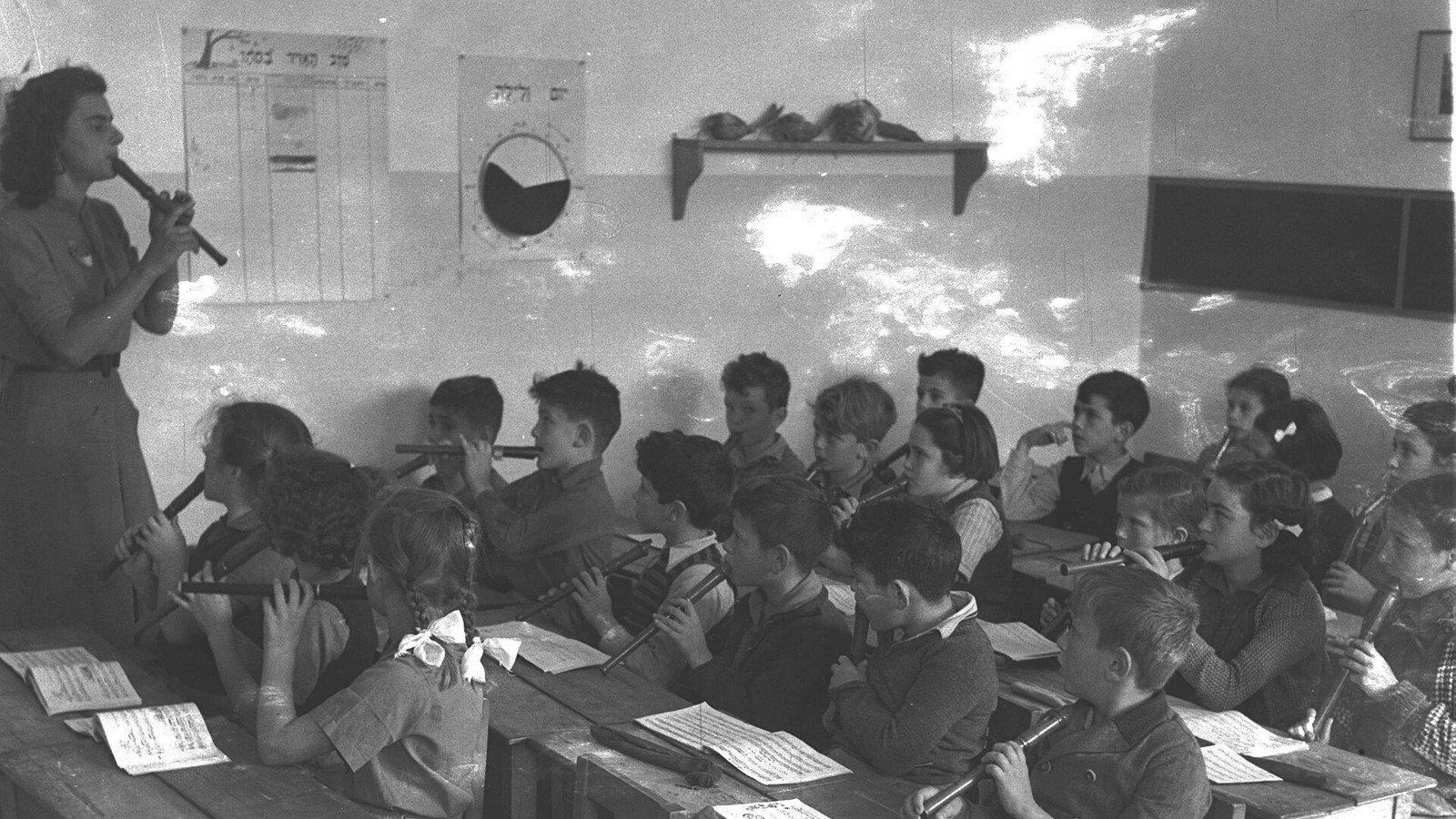 Crianças participam de aula coletiva de música